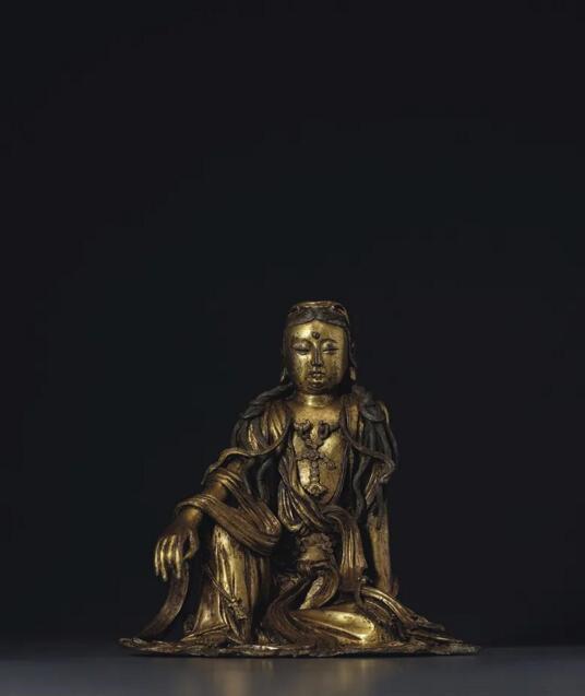拍品编号810 明十五世纪 铜鎏金白袍观音坐像，高 25.6 cm.，估价︰400,000 - 600,000美元。此拍品将于9月24日《崇圣御宝 — 詹姆斯及玛丽莲·阿尔斯多夫》珍藏（第一部分）中呈献