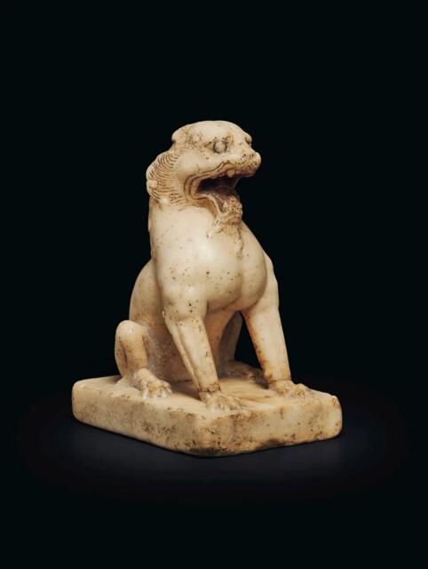 拍品编号908唐石雕瑞狮像，高 18.2 cm.，估价：美元 20,000 - 30,000。此拍品将于9月24日《崇圣御宝 — 詹姆斯及玛丽莲·阿尔斯多夫》珍藏（第二部分）中呈献