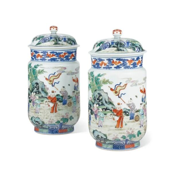 清乾隆粉彩婴戏图壮罐一对 六字篆书款，高 28.5 cm.，估价：美元 800,000 - 1,200,000。此拍品将于9月25日《重要中国瓷器及工艺精品》中呈献