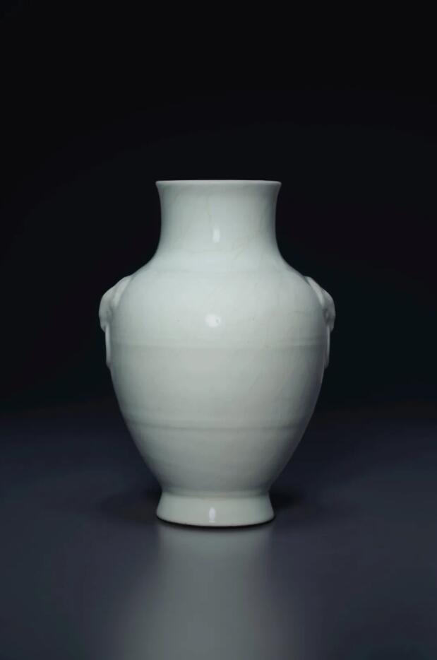 拍品编号816 清乾隆仿官釉弦纹铺首衔环耳瓶六字篆书款，高19.6 cm.，估价：100,000 -150,000美元