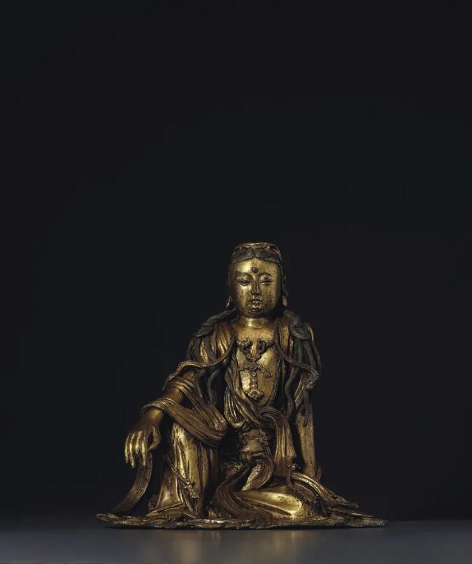 拍品编号810 明十五世纪 铜鎏金白袍观音坐像，高 25.6 cm.，估价︰400,000 - 600,000美元