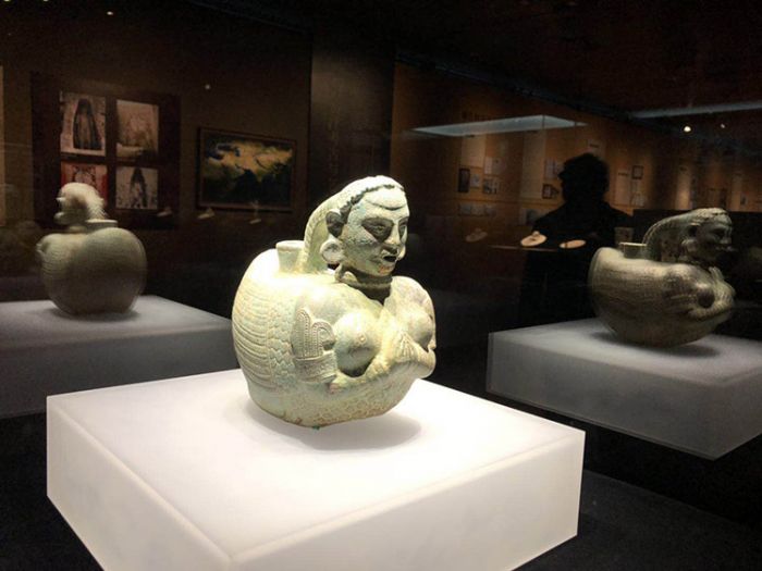 紧那罗水壶，出土于贝格拉姆第13室，公元1世纪，陶，20.2 × 13 × 21.8cm。