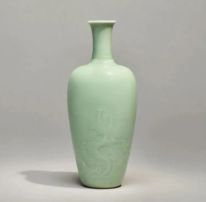 清康熙冬青釉暗花海水龙纹莱菔尊