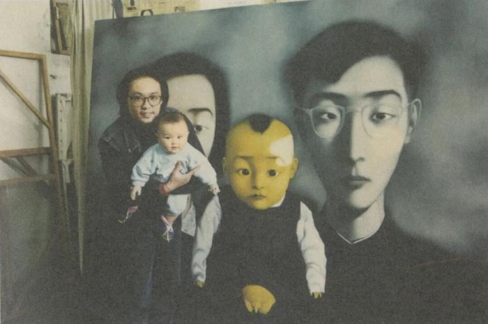 1995年，张晓刚抱着快满1岁的女儿于已完成的威尼斯双年展参展作品前