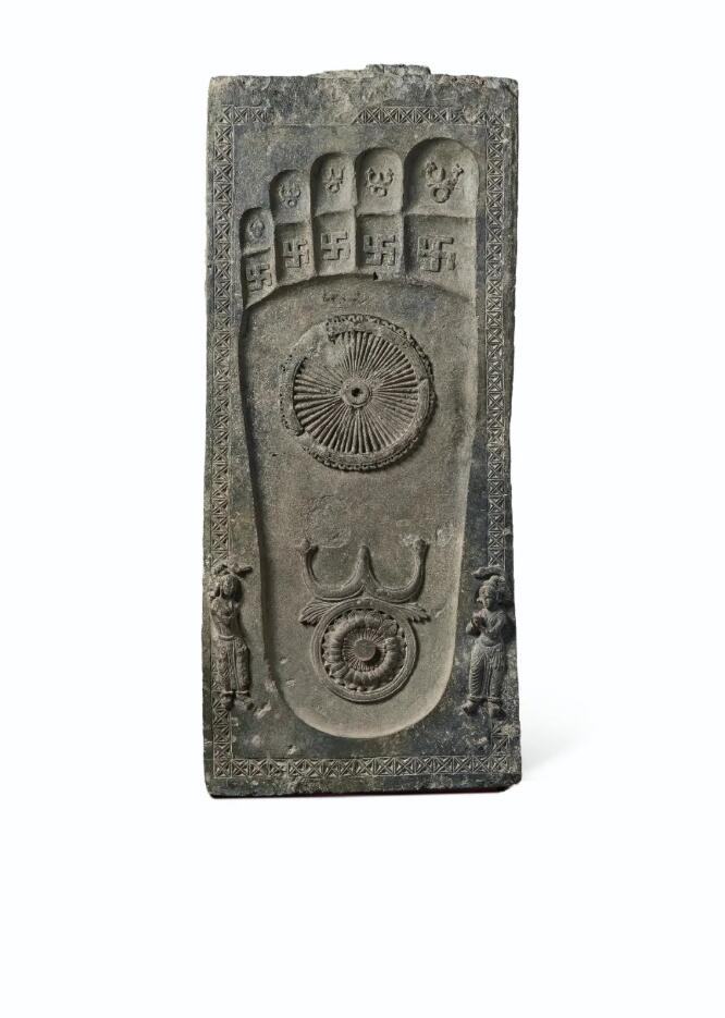 罕见绿片岩佛足印，犍陀罗古国，约公元二至四世纪，高 81.9 cm.，宽 34.3 cm.，估价：30,000-50,000美元。此作将于2020年9月23日在佳士得纽约私人珍藏犍陀罗佛教造像专场拍卖中呈献