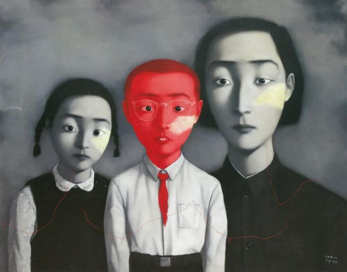 张晓刚（1958年生）《血缘—大家庭：全家福》，油彩 画布，179 x 229 cm.，1995年作。此作2011年4月4日于香港苏富比以56,660,000港元成交。艺术品© Zhang Xiaogang
