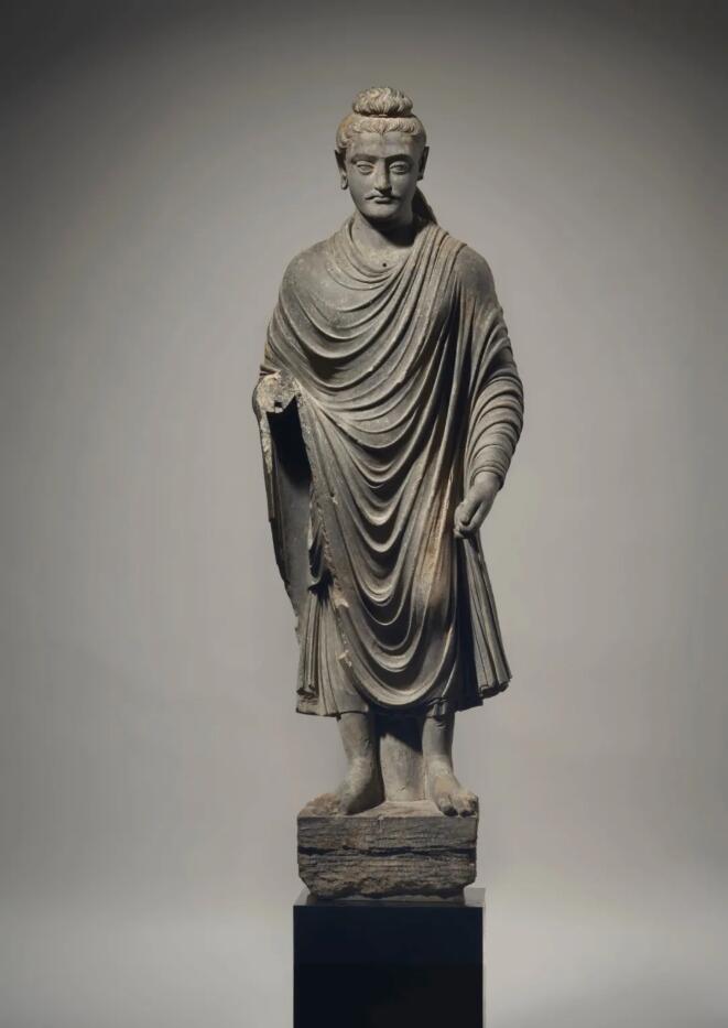 大型灰片岩释迦牟尼佛像，犍陀罗古国，公元三至四世纪，高 175 cm.，估价：2,000,000-3,000,000美元。此作将于2021年3月在佳士得纽约呈献