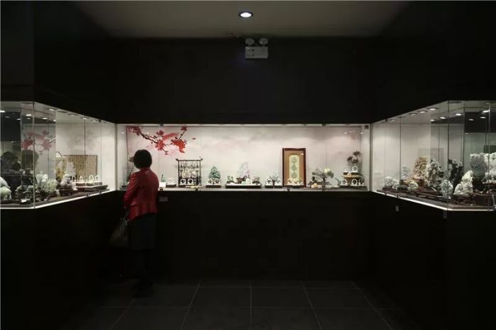 碧玉丰翡翠博物馆内，参观者正在欣赏精美的玉石工艺品。(资料图片) /佛山日报记者陈浩森摄