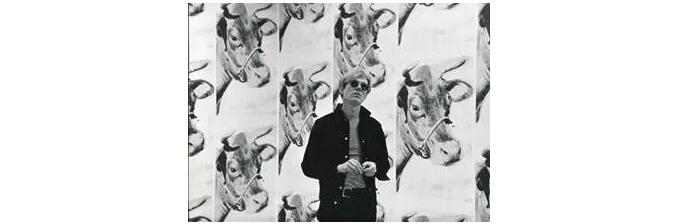 安迪·沃霍尔于1966年4月1日在纽约里奥·卡斯特里画廊中的牛头墙纸前留影。图片：Fred W. Mcdarrah/Getty Images
