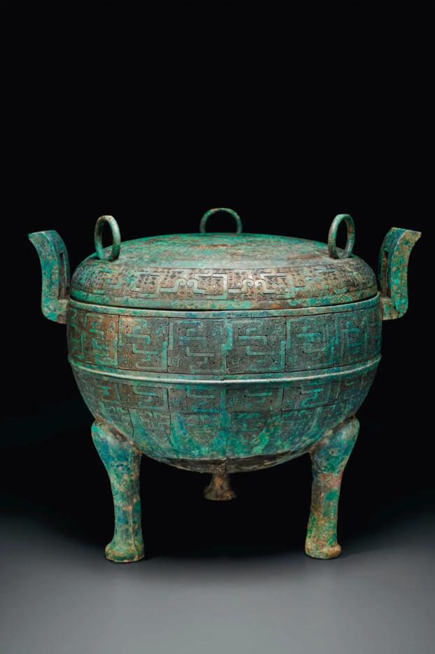 拍品编号1526春秋青铜龙纹三足大盖鼎，高52.7 cm.，估价：美元 350,000 - 450,000