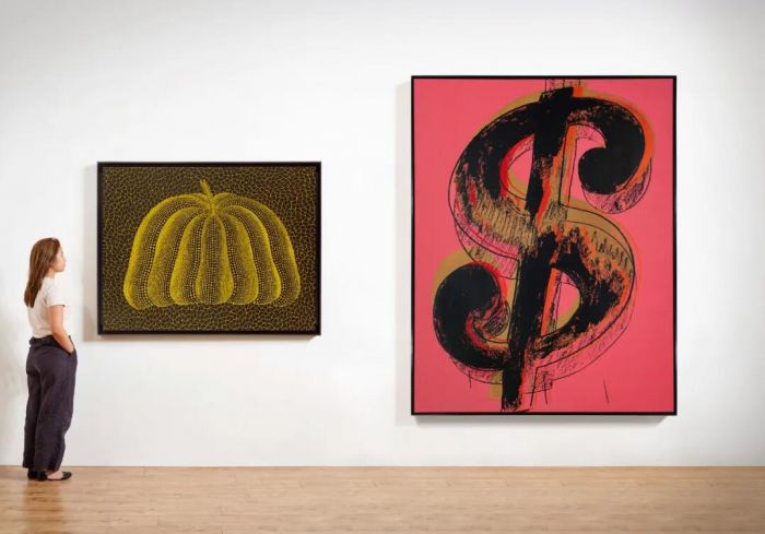 左：草间弥生（1929年生）《A-PUMPKIN-SPW》；右：安迪·沃霍尔（1928-1987）《美元符号》