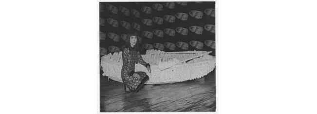 草间弥生于1963年在纽约葛楚·史坦画廊展览中的装置艺术作品《聚：千舟连翩》。图片 ©c/o Pictoright Amsterdam 2020