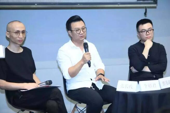 从左至右：首届数字绘画实验艺术征集展执行策展人张长收、不同艺见艺术中心执行馆长、策展人李裕君，白盒子艺术馆副馆长、策展人曹茂超