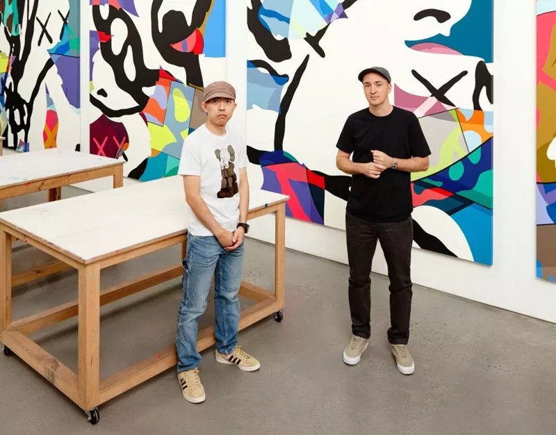 图为UT系列创意总监NIGO与美国当代艺术家KAWS