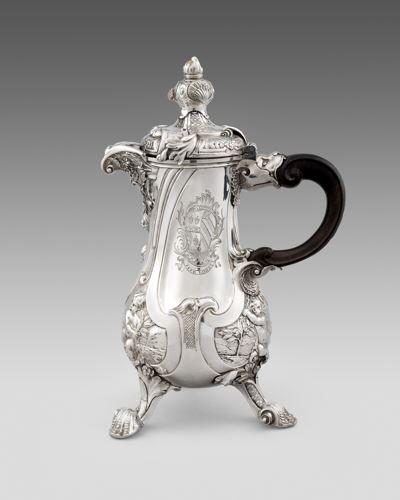 受法式风格影响的1738年英国精美银质咖啡壶。资料图
