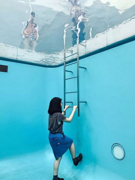 《泳池》（图片取于《Leandro Erlich: Seeing and Believing》）