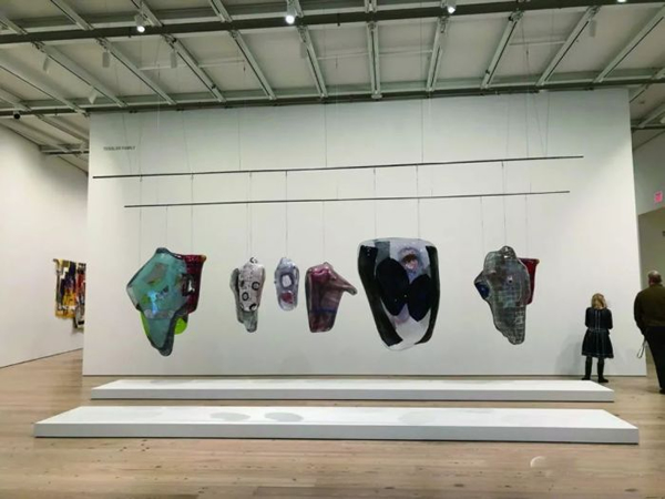 展览现场中拉根·莫斯的雕塑作品 图片：Wmagazine