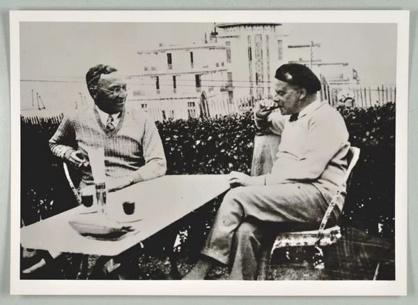 保罗·克利（Paul Klee）与瓦西里·康定斯基（Wassily Kandinsky）在街边咖啡厅，法国昂代，1929年夏