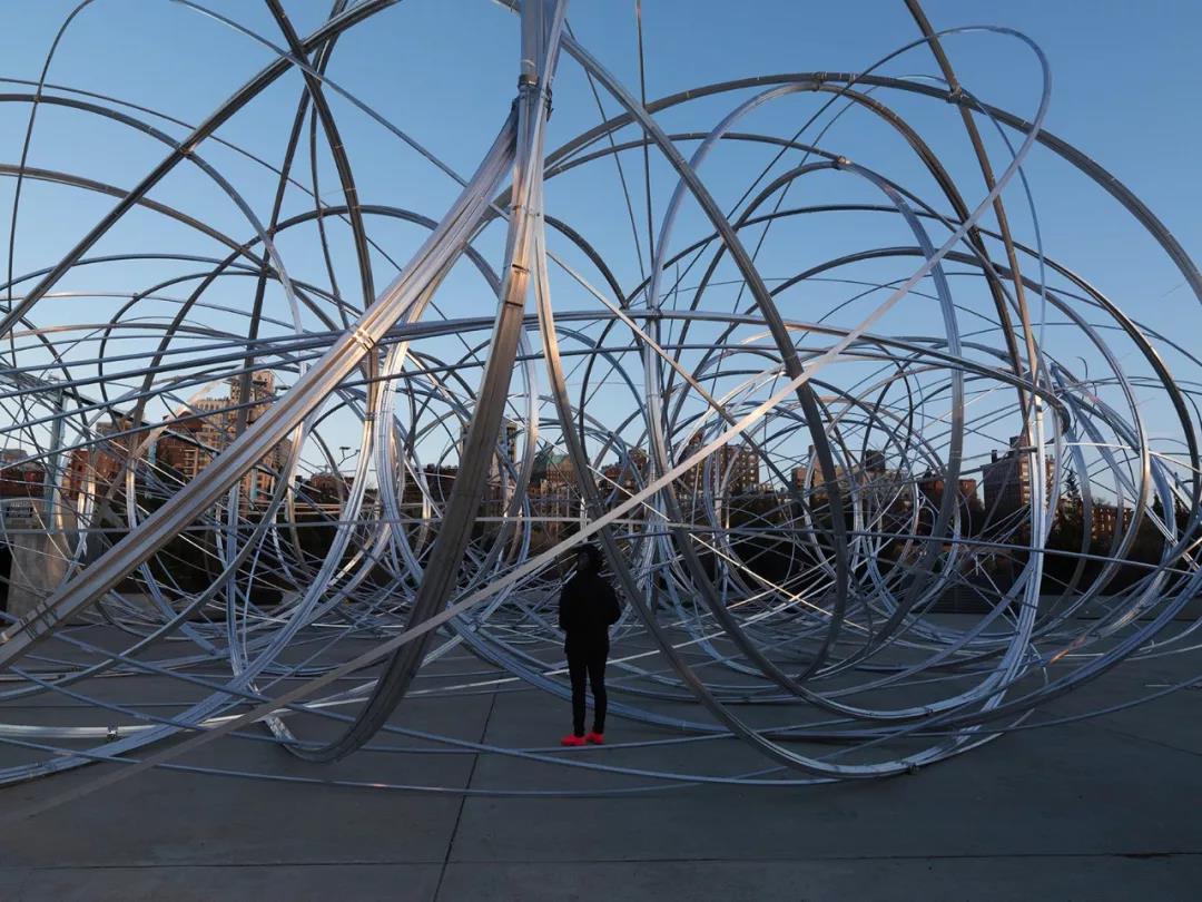 Antony Gormley NEW YORK CLEARING 2020 Approximately 18km (11mi) of 25.4mm (1in)square section aluminium and steel spigots Installation view, Brooklyn Bridge Park,Pier 3, New York City, 2020 Photograph by Christopher Burke.