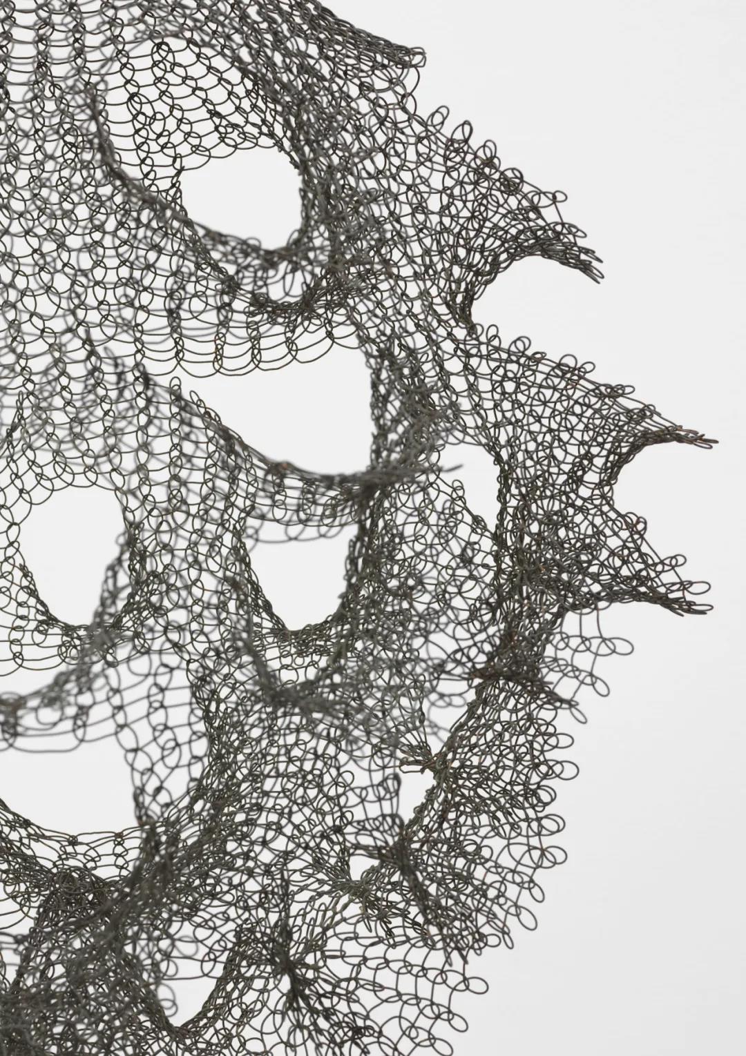 鲁斯·阿萨瓦（Ruth Asawa） 《无题（S.445，悬挂单件，开窗形式）》（细节图），约1962 悬挂雕塑—铜线 132.1 x 45.7 x 45.7 cm