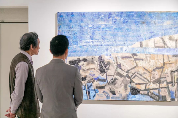 艺术家王劼音与3812画廊创始人许剑龙在《幽居（二）》前