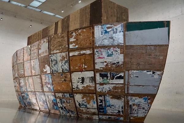 在龙美术馆大空间内的《密特拉》，因为作品巨大“塞满”了展厅。  胡怡嘉 图