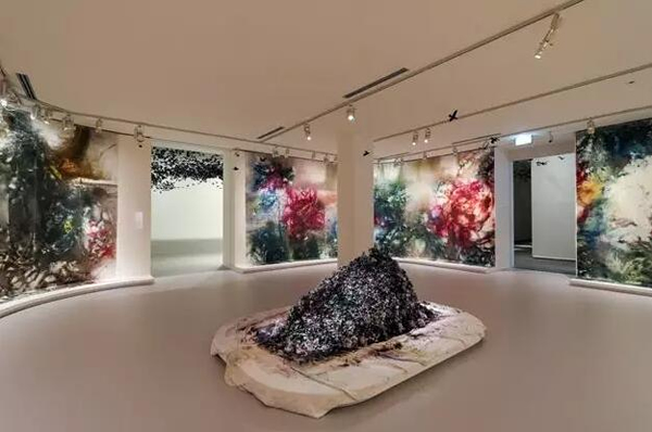 《花瞬一、二》，2019，维多利亚州国立美术馆