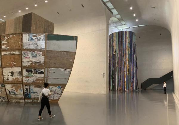 《密特拉》与 《漂浮》两件大装置作品展览现场与建筑形成一种特别的关系。 胡怡嘉 图