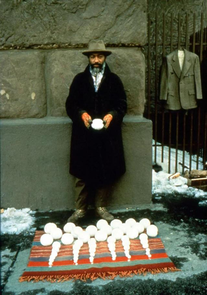 David Hammons, Bliz-aard and Ball Sale, 1983, Performance documentation. Courtesy 图片来自Frieze