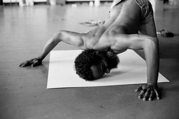 David Hammons making body prints, Slauson Avenue studio, 1974. Photograph: Bruce W. Talamon.图片来自CCA Wattis Institute for Contemporary Arts
