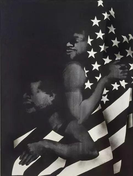 David Hammons. ;Black First, America Second,; 1970. Courtesy of Tilton Gallery, New York，图片来自CCA Wattis Institute for Contemporary Arts