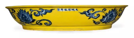 明成化 黄地青花折枝石榴花果纹盘