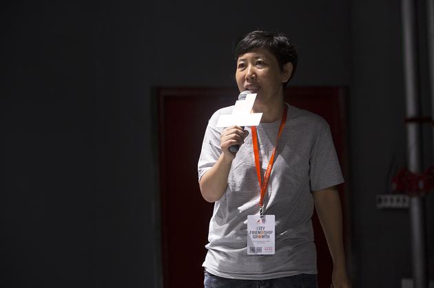 贾凌冰——中国版夏山学校——啊呜创想学校创始人。毕业于清华美院。创建以儿童为中心的教育理念，并以项目为基础方式为孩子提供个性化养育、自主学习的创新教育。