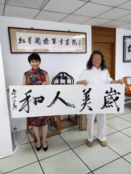 书协理事著名书法家和诗人吴震启先生与中喜云（北京）实业有限公司 董事总经理路岩崧 女士合影留念