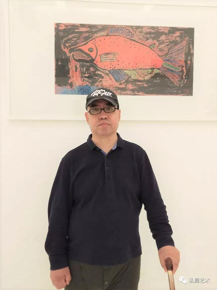 曹喜蛙在李铁军当代艺术展现场 （拍摄 徐秋明）