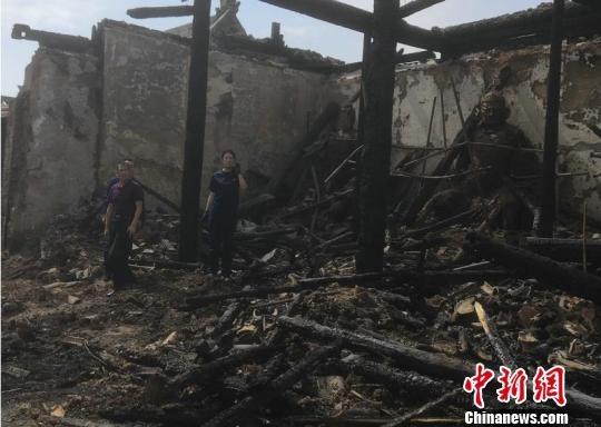 督察组对火灾事故现场进行实地调查。山西省文物局官网 摄