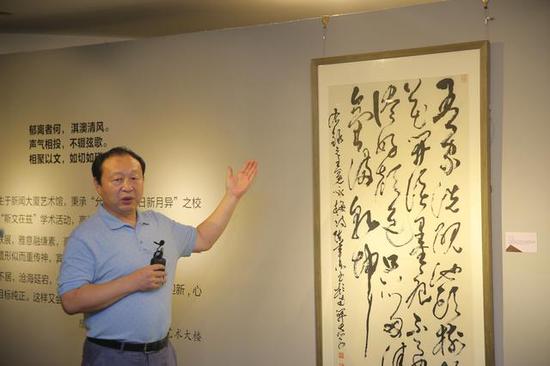 南开大学东方艺术系教授陈聿东为嘉宾导览