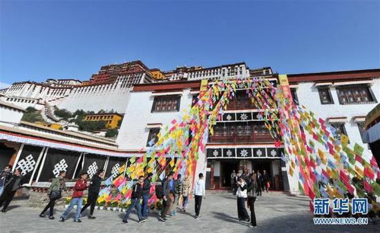 《历史的见证》文物展在布达拉宫珍宝馆展出