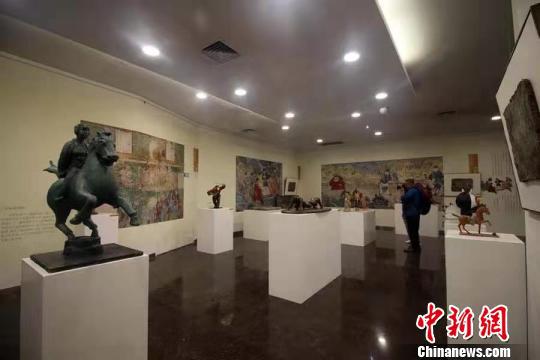 绘有600余年前体育元素的山西古代壁画6日在山西省太原美术馆展出。杨佩佩摄