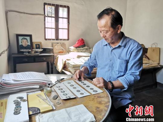 嗜钱如命30余年 浙江七旬老农古钱币里看千秋