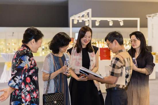 预展首日宾客盈门 稀世真藏专场明日率先举槌