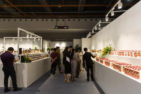 预展首日宾客盈门 稀世真藏专场明日率先举槌