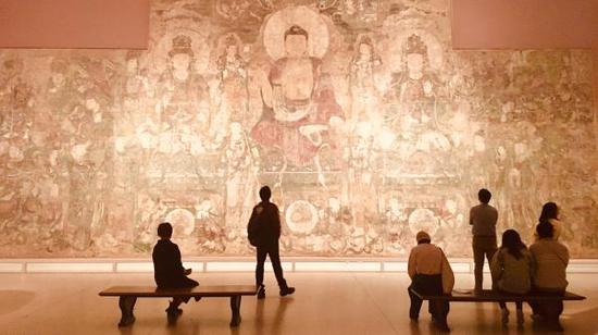纽约大都会博物馆元代壁画《药师佛经变图》原件展览现场。 胡怡嘉 图