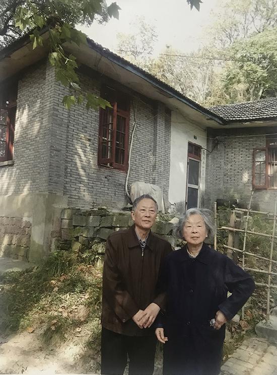 吴大羽的一双儿女在吴大羽杭州故居前