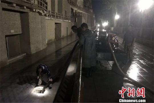 7月7日凌晨1时许，敦煌研究院工作人员排除莫高窟窟区积水。 敦煌研究院供图