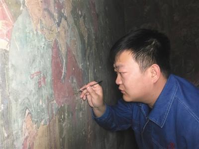 李晓洋在修复壁画。