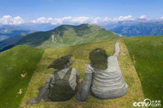 瑞士艺术家山脊作画 美观环保可降解