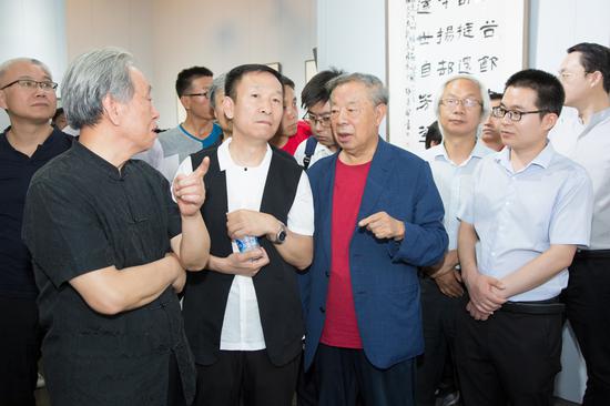 中国书法家协会顾问申万胜、中国书法家协会顾问邵秉仁与参展书家现场交流