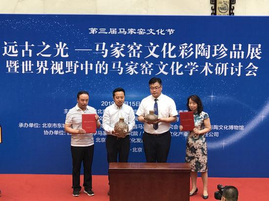 马家窑文化彩陶珍品展暨王志安书法艺术展开幕