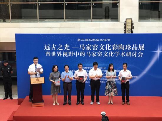 马家窑文化彩陶珍品展暨王志安书法艺术展开幕